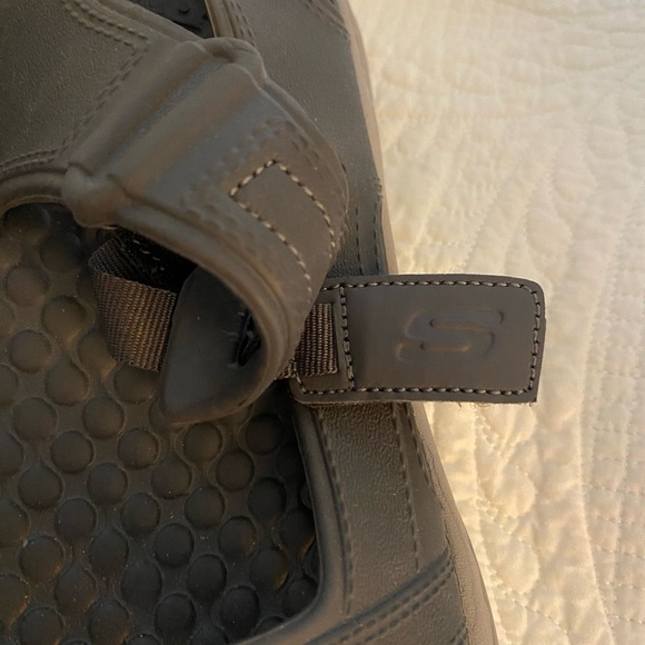 Men's Gray Skechers Sandals Size 13
Lots of Cushion and Comfort. NWOT - Picture 2 of 8